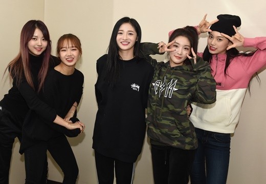 I.O.I出身的五位成员在“2017 MAMA in Japan”上再次同台表演