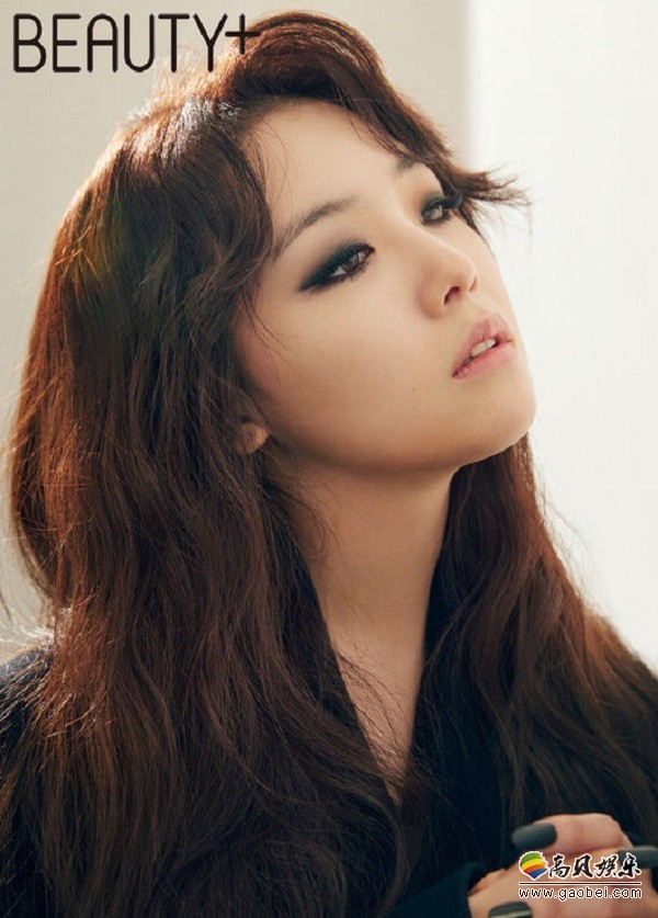 珉雅拍摄的12月刊写真   用烟熏妆诠释了酷炫都市女性的风采