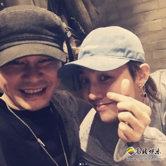 杨贤硕代表公开了和组合BigBang成员权志龙的亲密合照