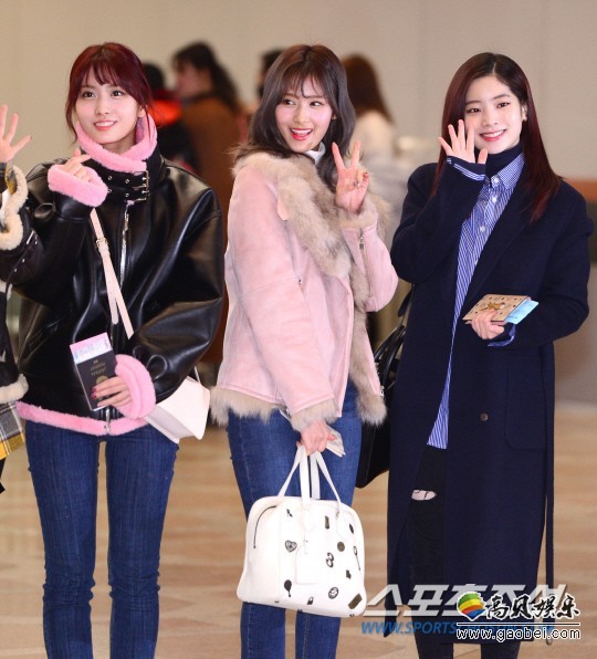 女团TWICE现身金浦机场    赴日本出席“2017 MAMA”