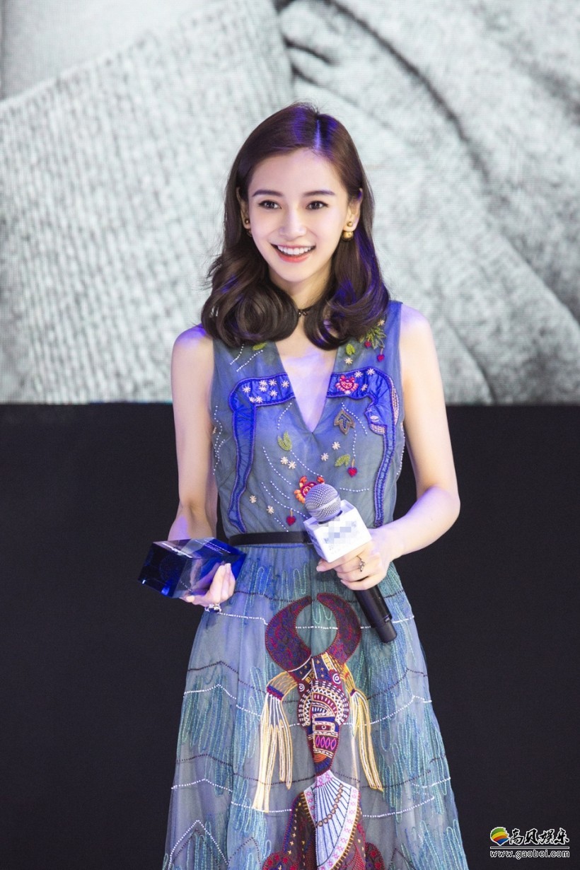 Angelababy出席活动：无袖印花长裙，笑容甜美似公主