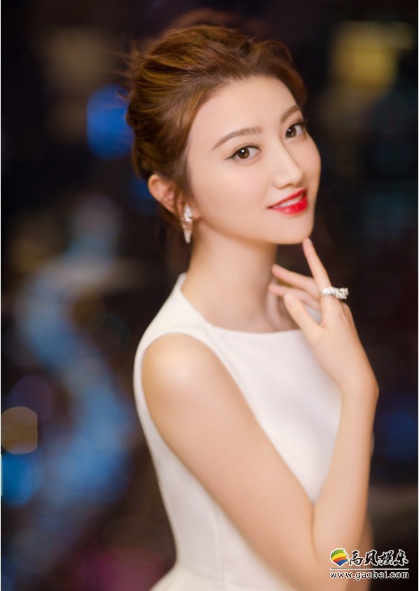 景甜参与某品牌“圣诞点灯”仪式：气质优雅，甜美灵动