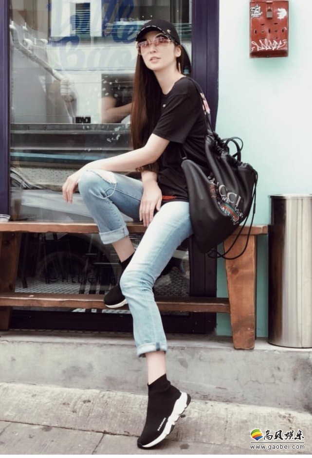 吴佩慈晒出一大堆名牌包包！与现在阔太太身份十分般配