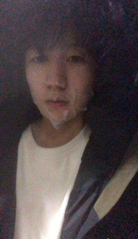 王源微博晒出自拍照：没有抚平面膜，清晰的贴在他脸上