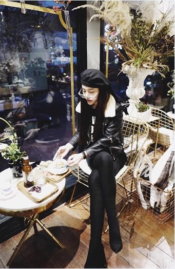 葛天晒美照：俏皮又可爱，美貌有气质，美丽毫无臃肿感