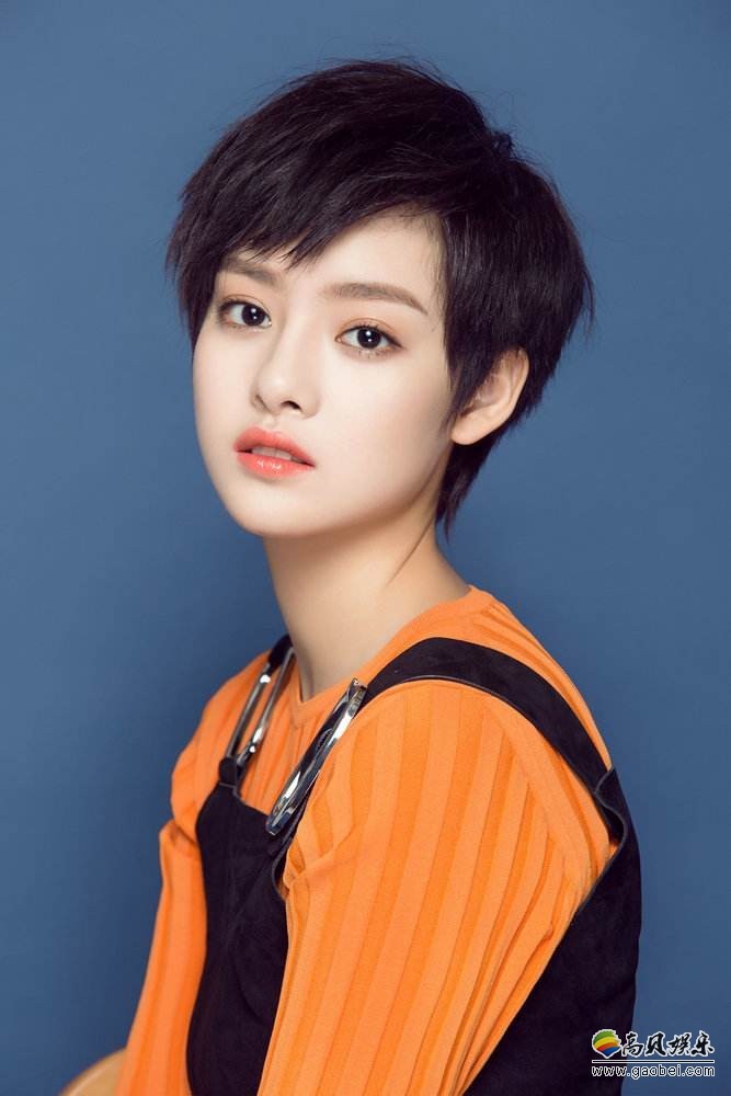 张艺上街拍美照：微卷短发，精致五官，酷帅却不失甜美