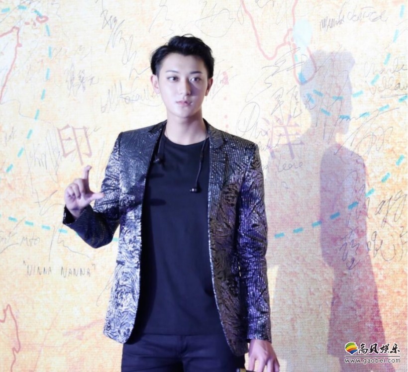 黄子韬亮相第四届丝绸之路国际电影节开幕式：西装帅气