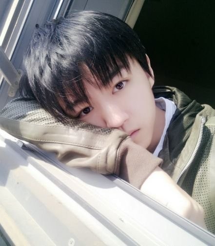 王俊凯坐飞机赶行程：吸引众人拍摄，机长也拿手机抢拍