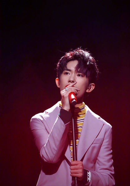 易烊千玺17岁生日会：“好兄弟”王源＆王俊凯到场助阵