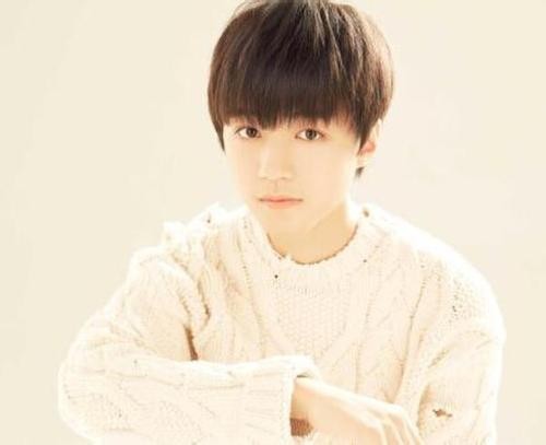 王俊凯：搭飞机赶行程，吸引众人及机长拍摄，人气超高