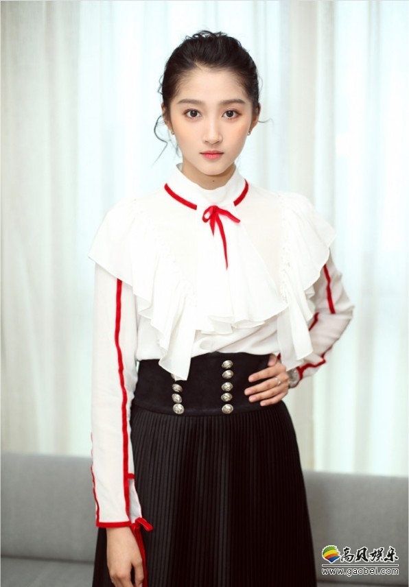 关晓彤微博晒出活动现场照：黑色百褶裙，高雅不失俏皮