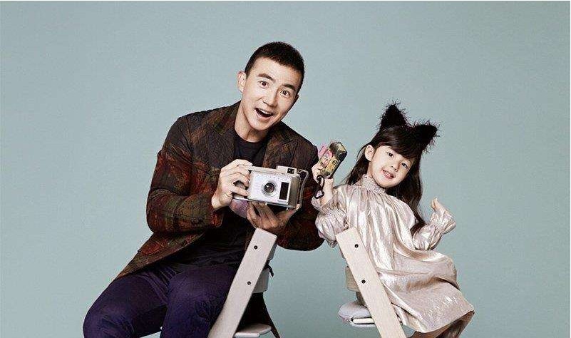 刘畊宏晒出和小泡芙机场照：父女俩酷炫造型，潮范十足