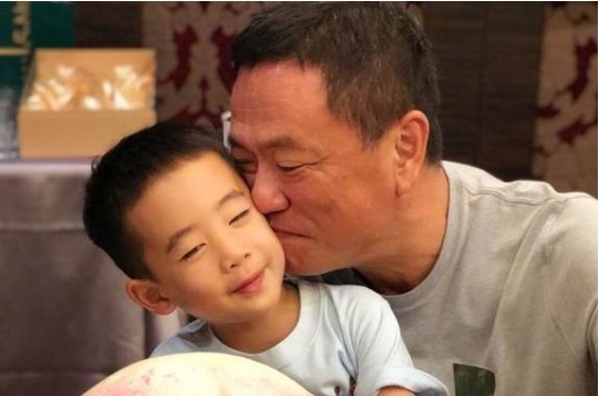 《爸爸去哪儿5》片段:小小春Jasper舍不得与外公分开 《爸爸去哪儿5》片段:小小春Jasper舍不得与外公分开