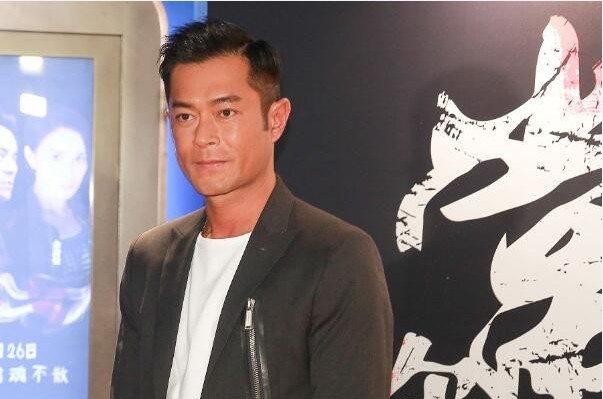 古天乐主持圣诞亮灯仪式:活动中施展魔法为大家送惊喜 古天乐主持圣诞亮灯仪式:活动中施展魔法为大家送惊喜