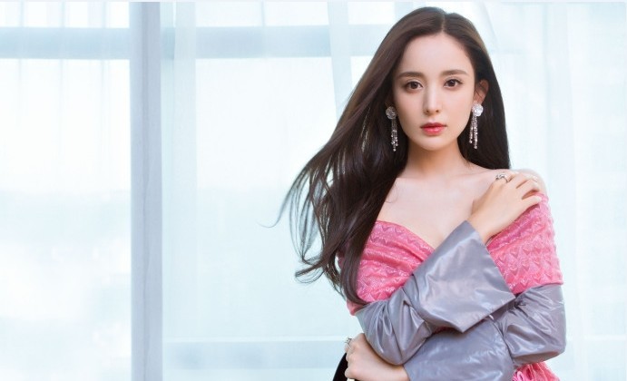 古力娜扎出席某时尚活动：身穿粉色裙，妩媚撩发秀美胸