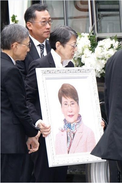 家人为方逸华在香港殡仪馆低调设灵：丧礼佛教仪式举行