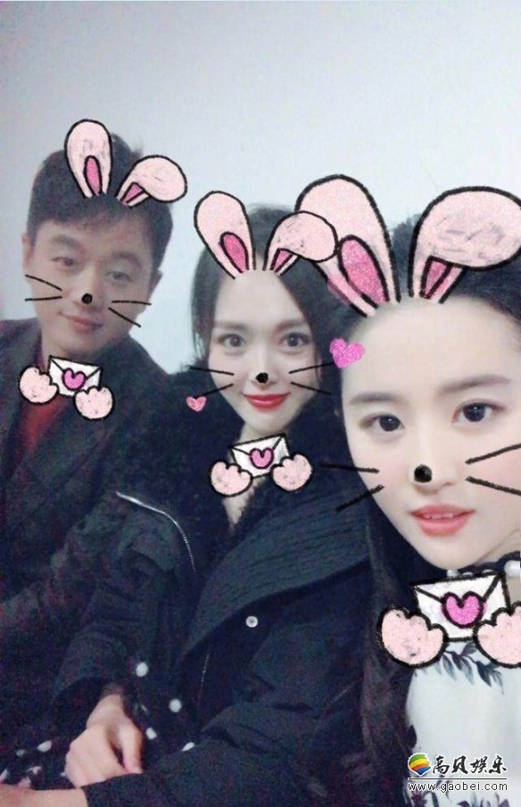 刘亦菲＆唐嫣＆佟大为合影：精致淡妆，头贴头十分亲密