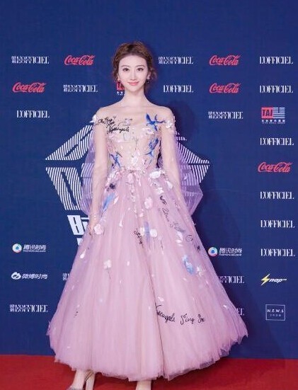 景甜晒出参加活动台前幕后照：羽绒服＆秋裤，准备齐全