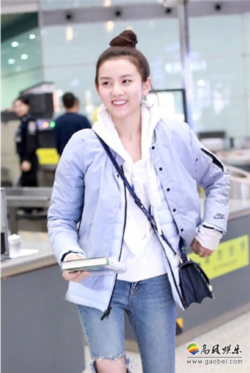 宋祖儿现身首都机场：丸子头和破洞裤造型，十分有个性