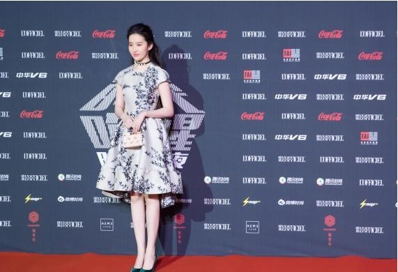 「时代唤醒.时装之夜」年度盛典：刘亦菲亮相，素净温婉