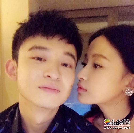 出国游玩返回北京！孙怡＆董子健，现身机场：两人私语