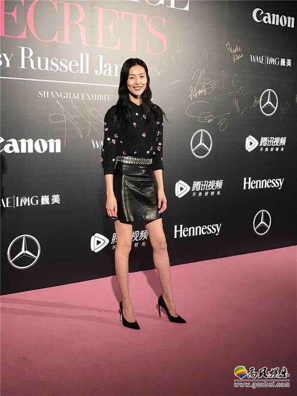 网友发现：何穗＆刘雯合照！大表姐牙龈露出银色支抗钉