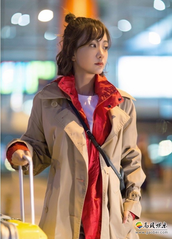 杨蓉深夜现身机场：十分低调，面露倦容，神情稍显疲惫