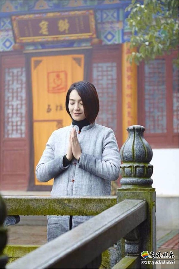 朱丹发文感谢医护人员：晒出三位护士围着宝宝的照片