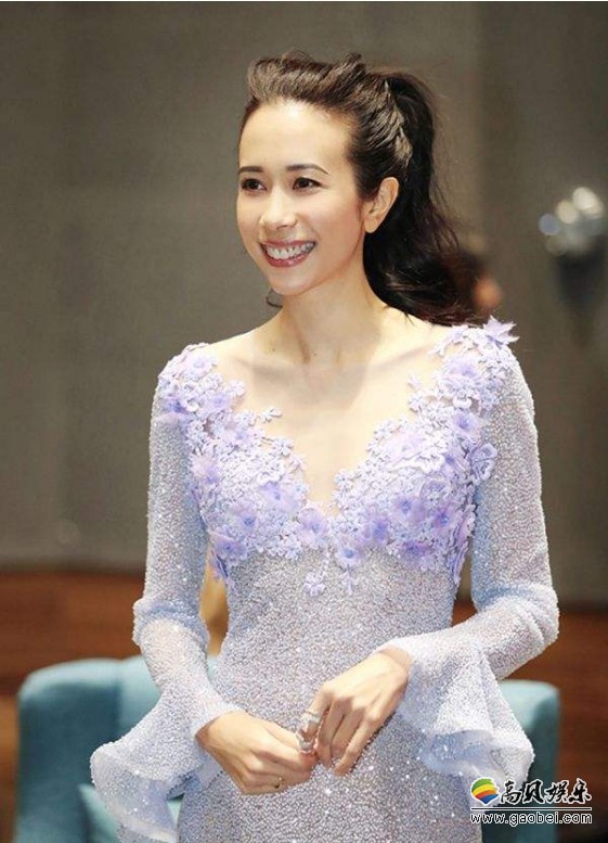 莫文蔚封面大片：时髦干练，露肩长裙秀蛮腰，骨感美