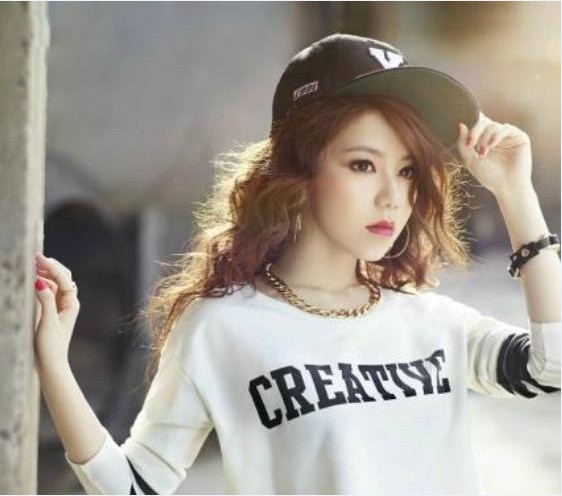 邓紫棋晒出街头啃红薯照片：完全不顾形象，很接地气