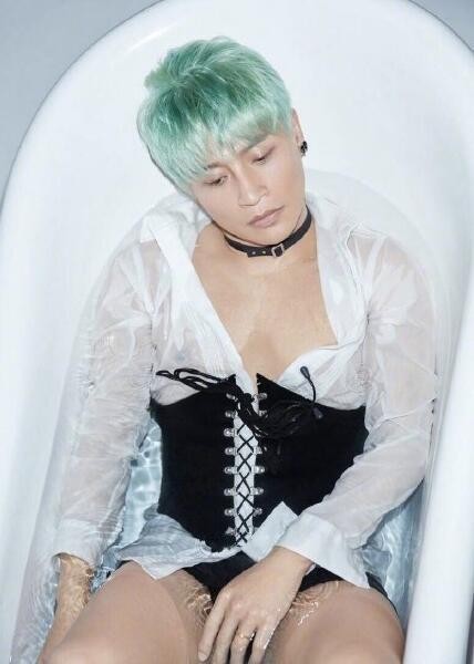 陈志朋现身某盛典红毯：皮裤搭配白靴亮相，引起骚动