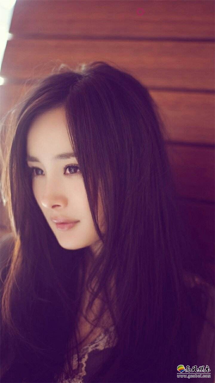 网友偶遇杨幂照片:朴素打扮,扎着马尾辫,背着书包 网友偶遇杨幂照片:朴素打扮,扎着马尾辫,背着书包