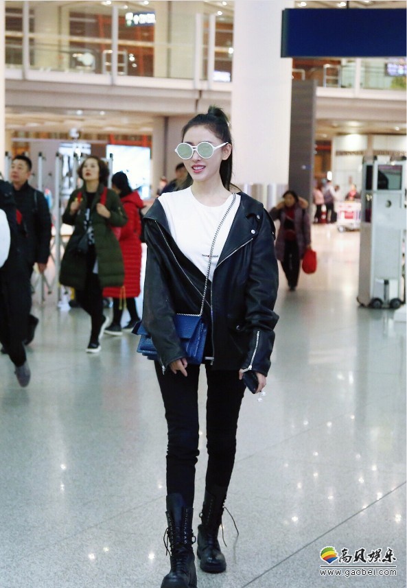 张天爱现身机场：化身帅气机车girl，给粉丝比超级大心