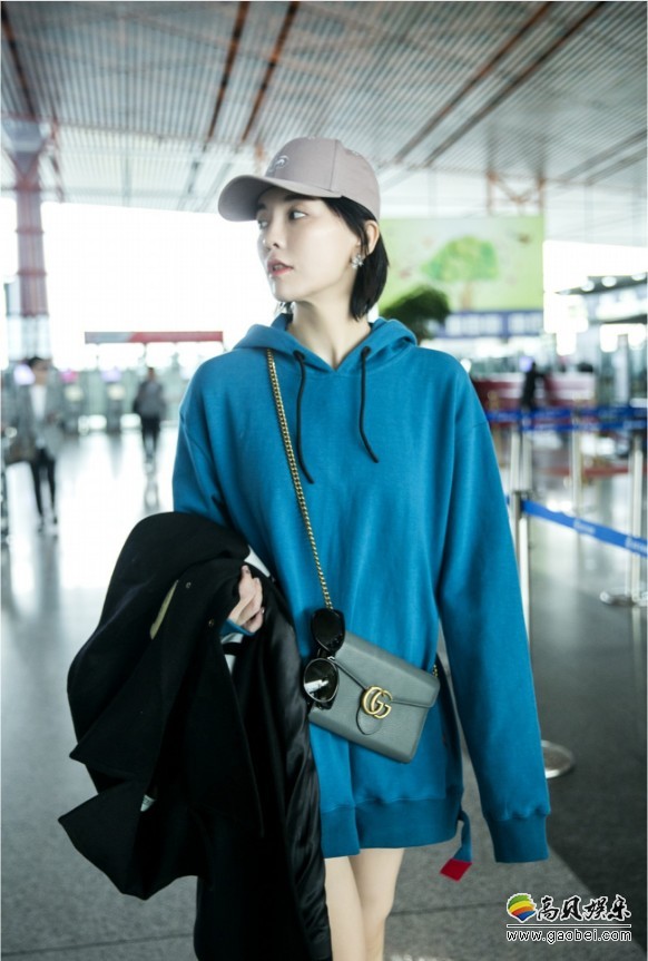 吕佳容现身上海机场：牛仔外套，一身潮范儿，非常抢眼