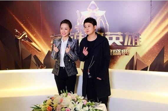 英雄联盟：邀请“九球天后”潘晓婷，给获奖者UZI颁奖