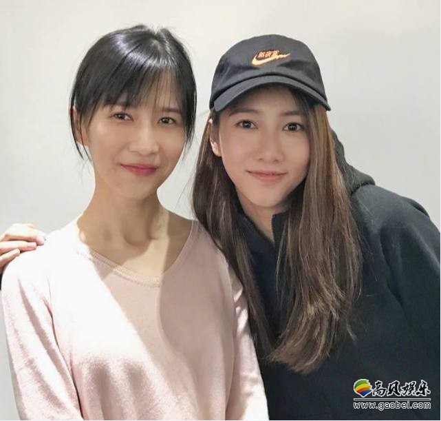 弦子晒出papi酱合影照：各色贴纸大玩特玩，自黑停不下来