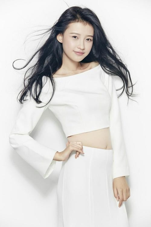 孙怡微博晒出和女儿躺在床上照片：首次公开宝宝侧脸照