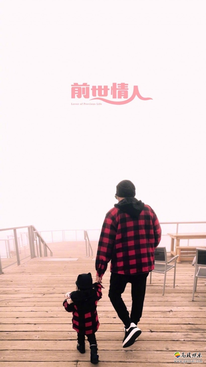 昆凌晒出女儿小周周参加友人生日会萌照，然而只有背影