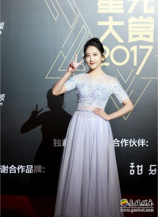 SNH48李艺彤：荣膺“2017星光大赏“年度新锐女艺人