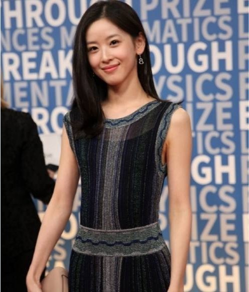 奶茶妹妹章泽天参加科学突破颁奖礼：笑容甜美气质端庄