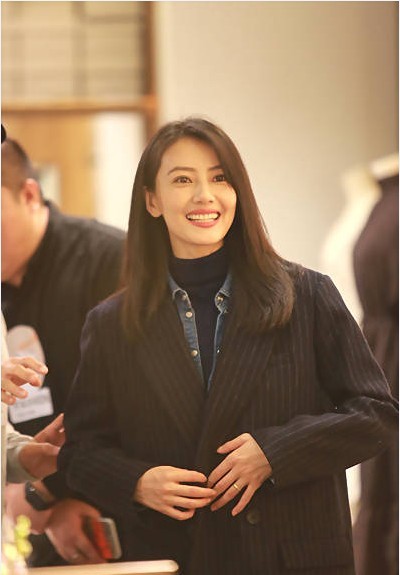 高圆圆参加爱心义卖：女神十分迷人，现场与粉丝们合影