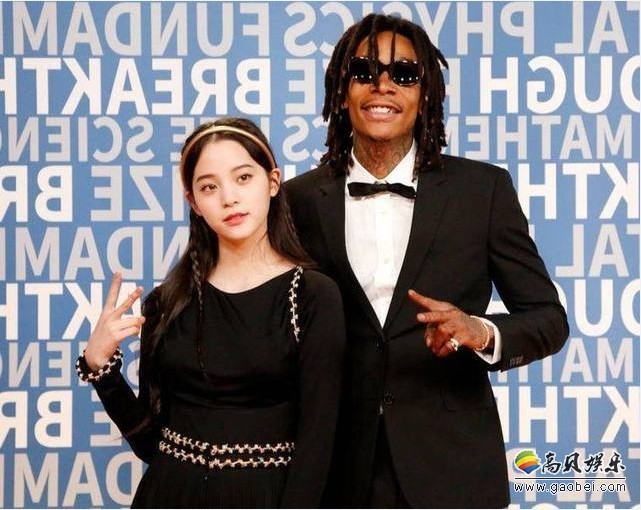 欧阳娜娜微博晒出图片：拉着大提琴样子，既深情又认真
