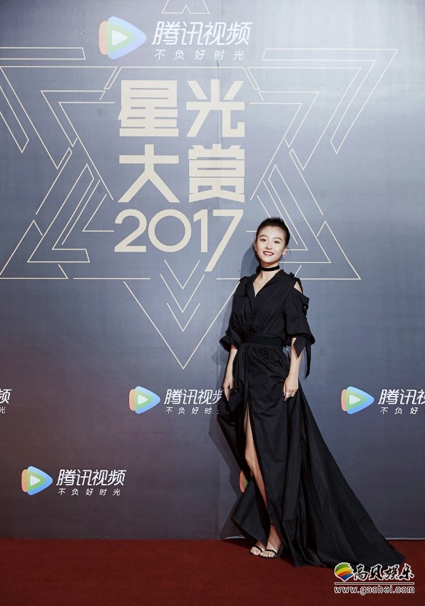 吴倩亮相腾讯星光大赏红毯：优雅大气，犹如“暗夜精灵”
