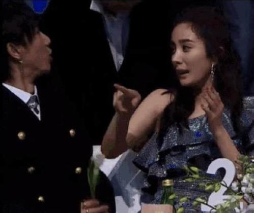张艺兴获奖下跪亲吻舞台：台下杨幂则被惊呆，表情亮了