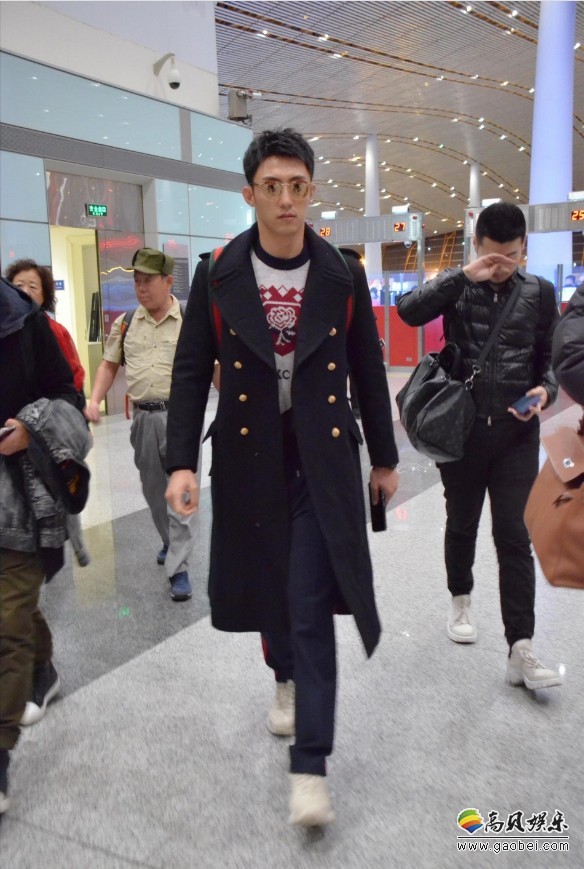 黄景瑜结束新剧拍摄由泰国返回北京：粉丝来到机场等候