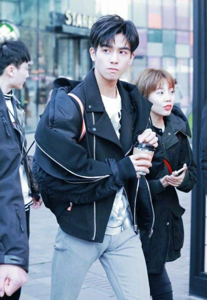 宋威龙胡一天同一航班飞机粉丝把宋威龙认成胡一天