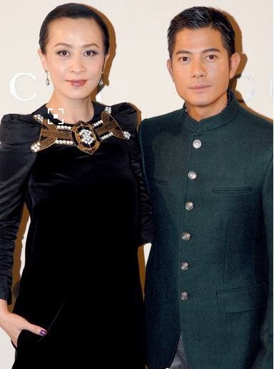 刘嘉玲晒出出席活动照片：与郭富城贴面热聊，气场强大