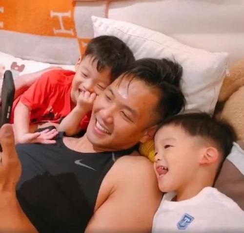 陈建州遛娃脸书晒出育儿日常：却被抓包违法，引发争议