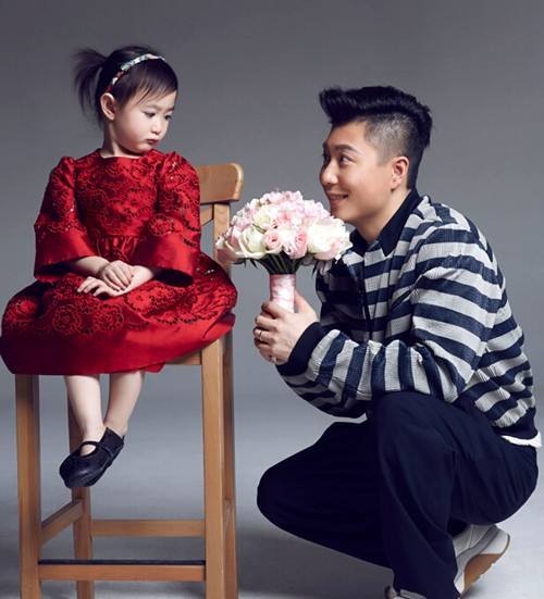 李安琪晒照：奥莉居高临下露笑脸！李小鹏扶着儿子登梯
