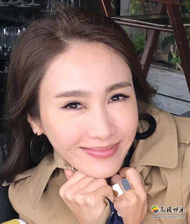 黎姿晒出美照：长发飘飘妩媚风情，气质优雅＆冻龄美貌